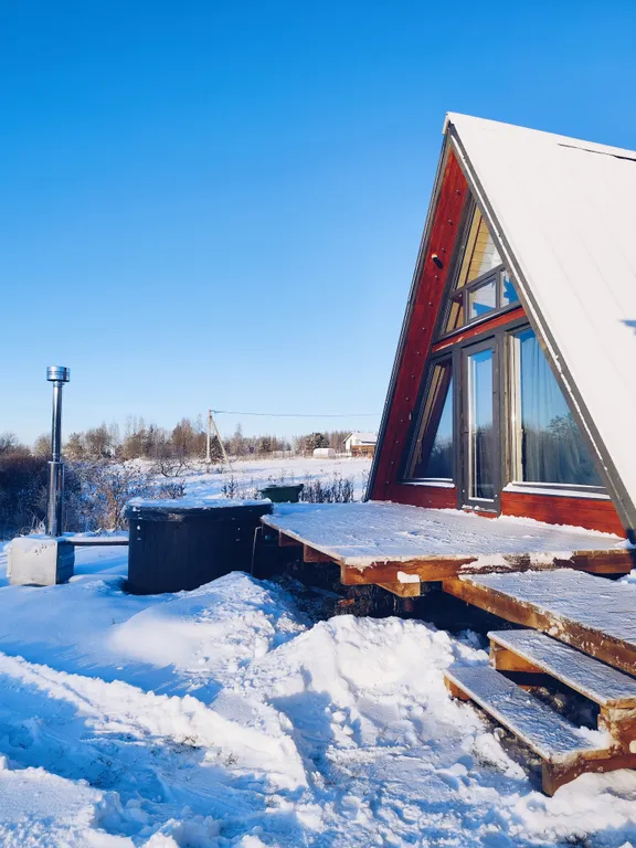 Коттедж Уютный дом с панорамным видом на лес — Луга