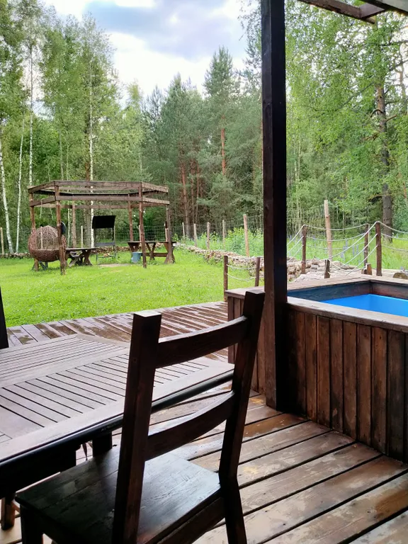 Уютный домик с видом на лес