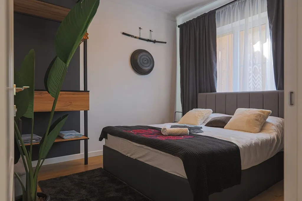 Бассейн с подогревом и лаундж зоной