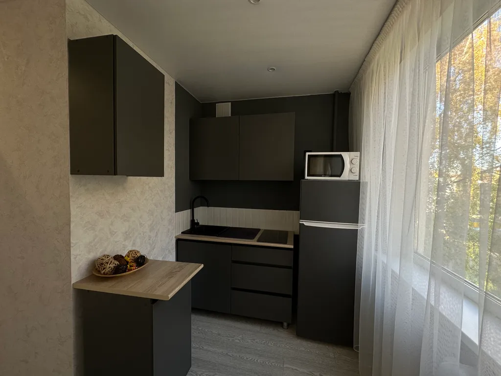 Двухкомнатная квартира с новым ремонтом, рядом с въездом в город