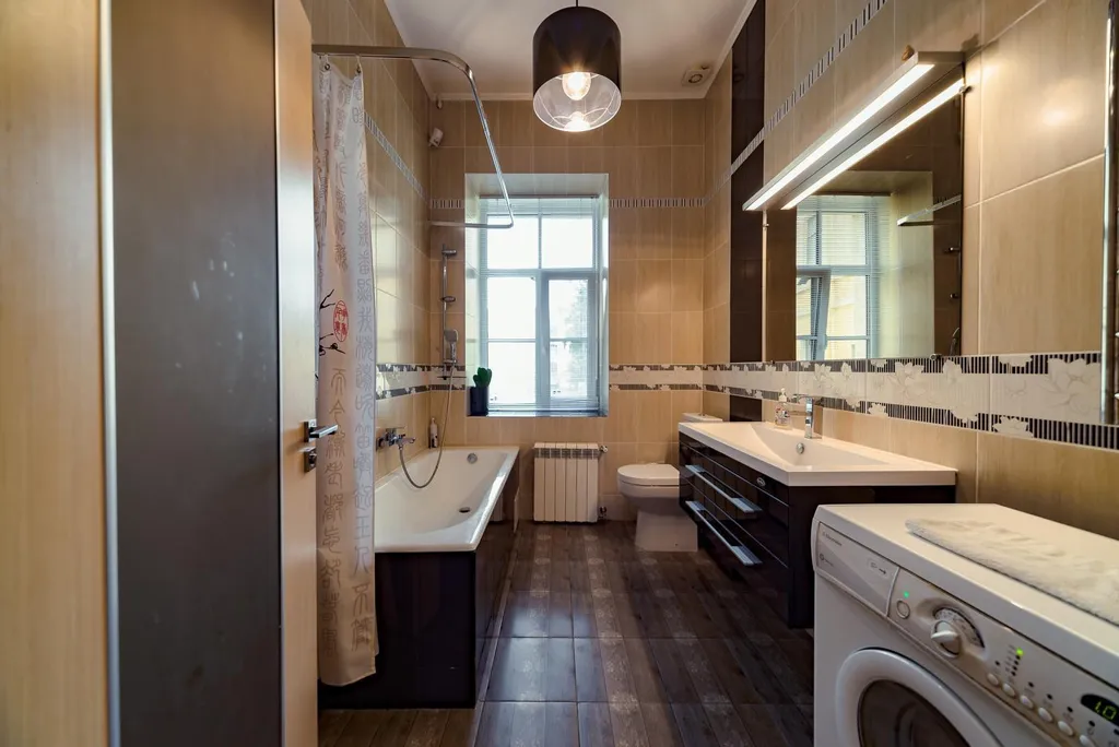 В центре, с видом на Адмиралтейский канал и "Новую Голландию"