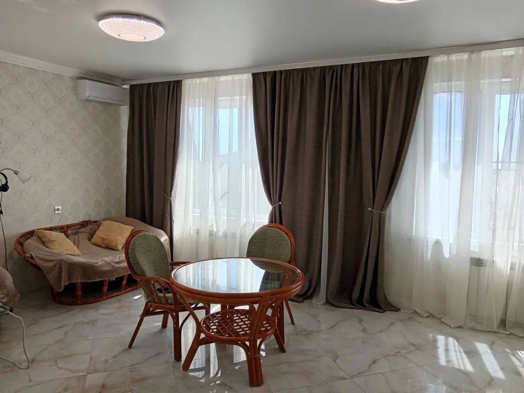 Шикарная огромная квартира с видом на море