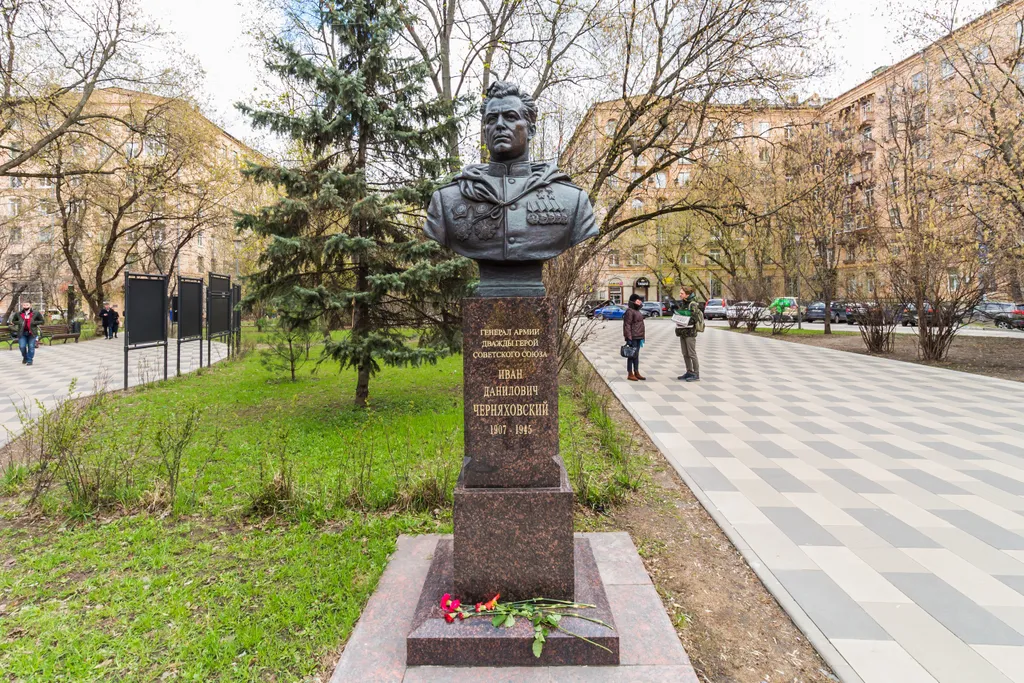У метро Аэропорт