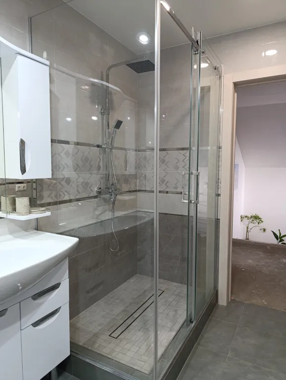 Уютный домик в деревне с беседкой и мангалом на улице