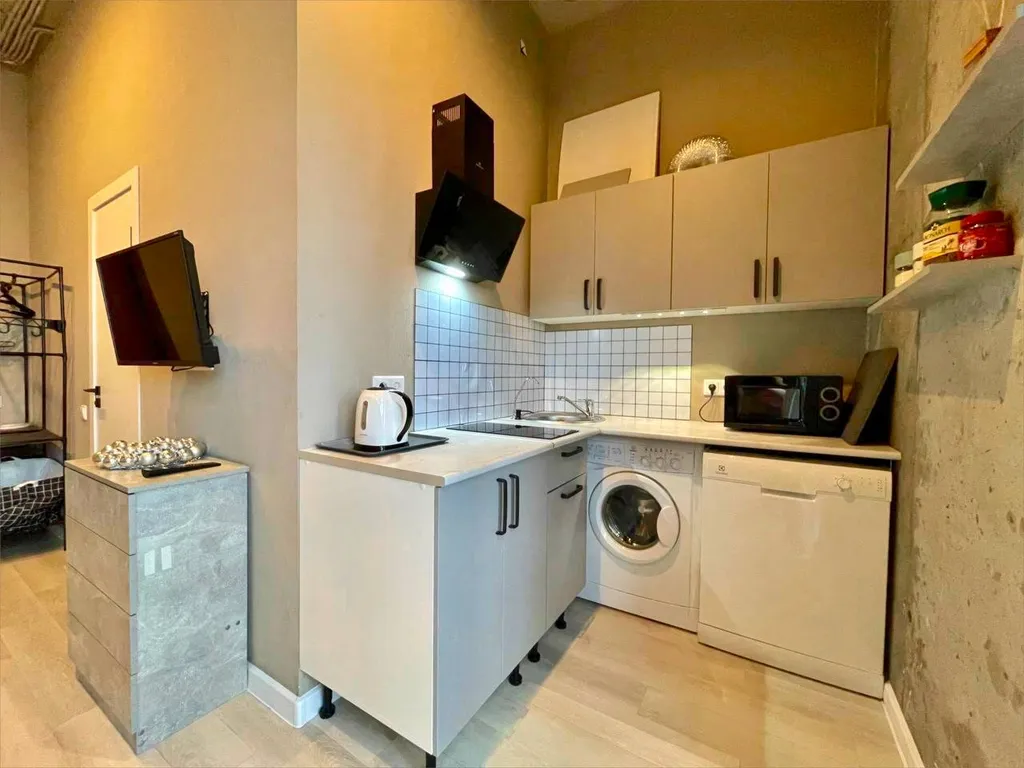 Шикарная квартира с панорамными окнами и террасой рядом с титан ареной