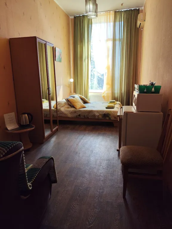 Трехместный номер с 2  кроватями и диваном. Стандарт с видом на море.