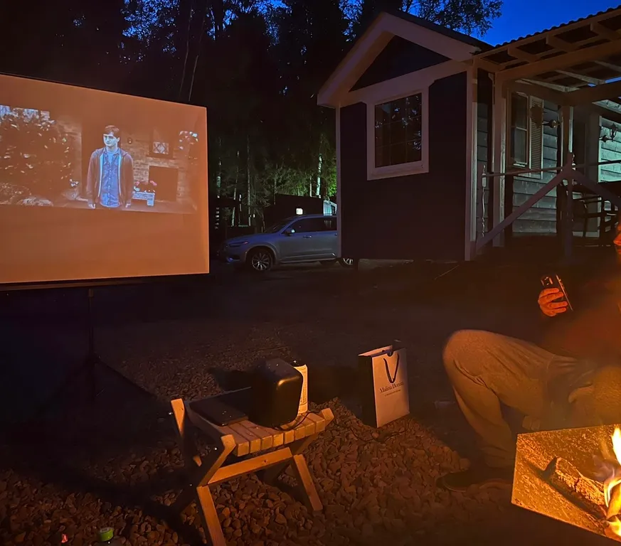 Желтый домик в лесу на Живописной улице