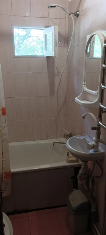 Коттедж Отдельный двухкомнатный номер - коттедж у моря со всеми удобствами — Алушта