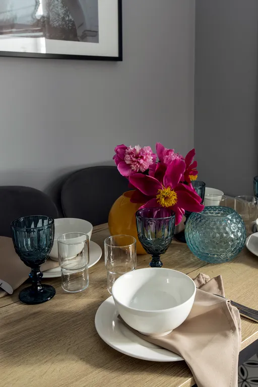 Яркая сталинка с балконом и видом на бульвар