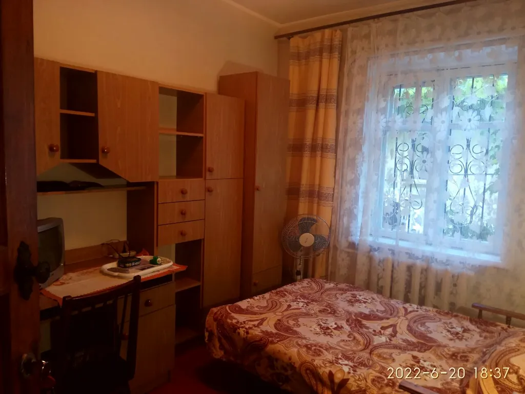 Комната с видом на осенний двор и сад