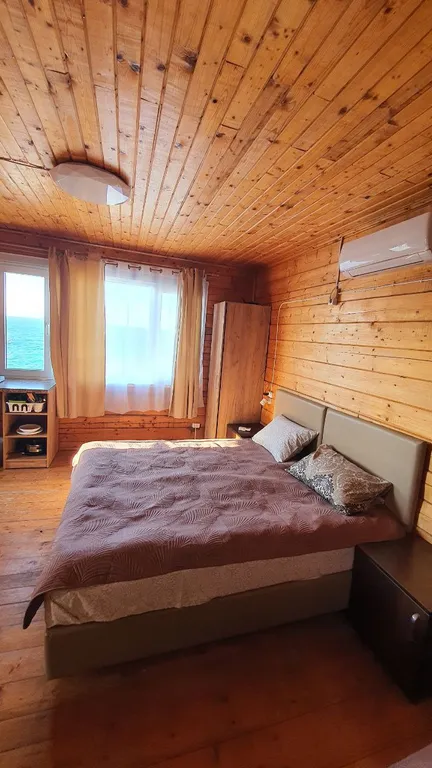 В доме на берегу моря отдельный этаж,  30 метров от моря