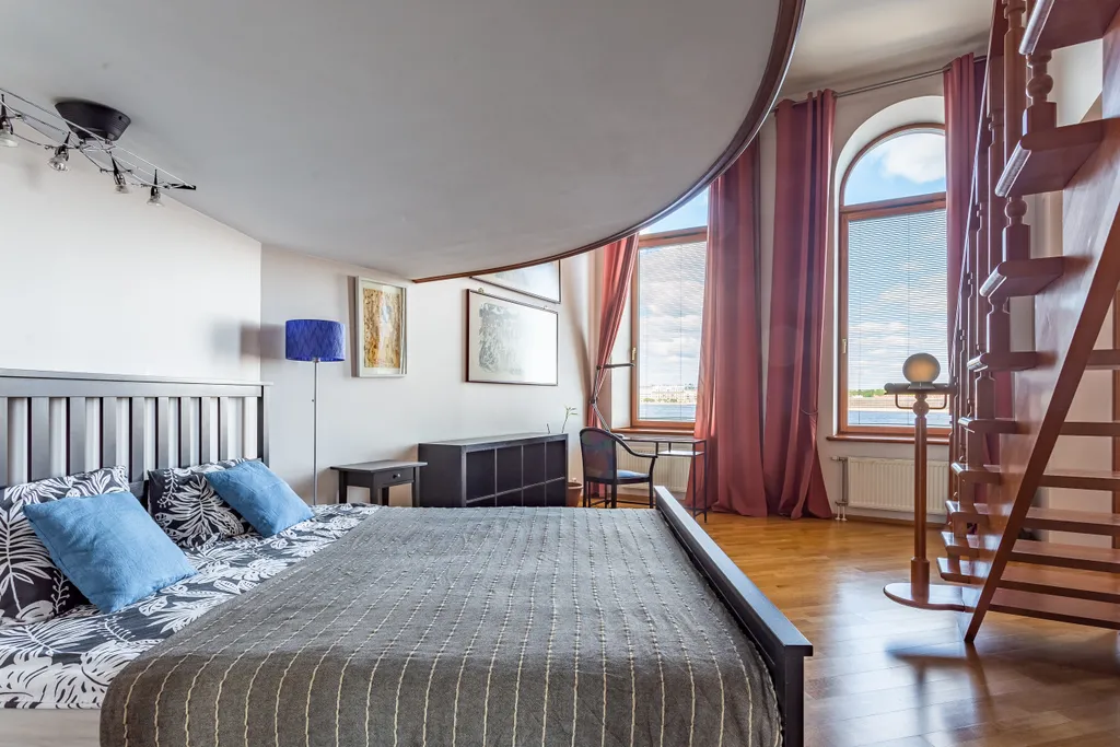 Двухуровневая квартира с видом на Неву по соседству с Эрмитажем