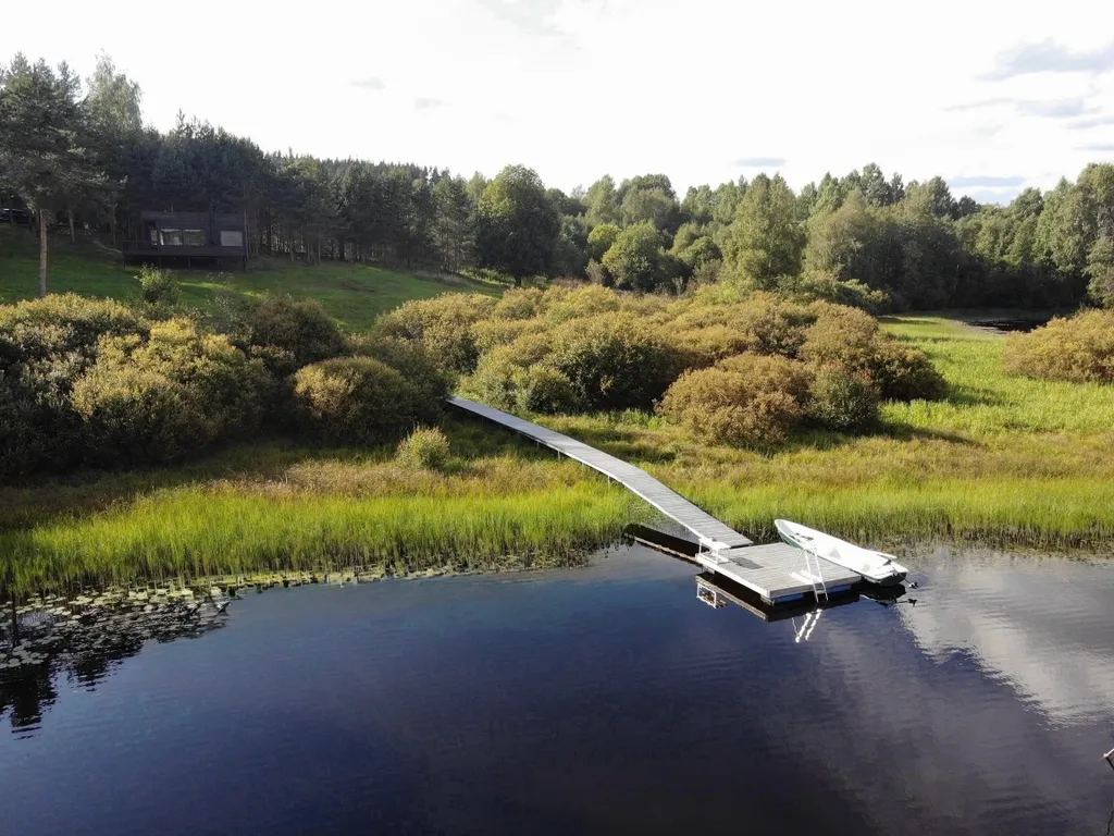 Домик в диком лесу на берегу реки
