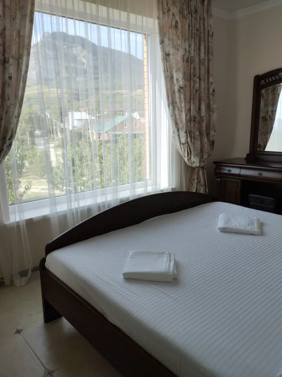 Домик с видом на гору