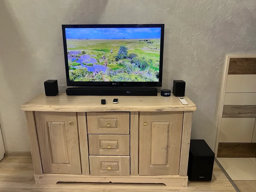 Душевный домик на берегу реки