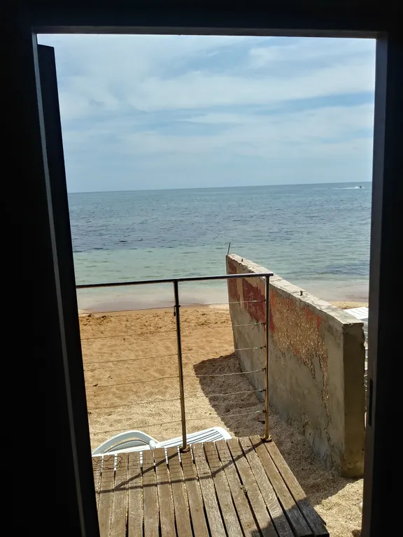 Эллинг на берегу моря