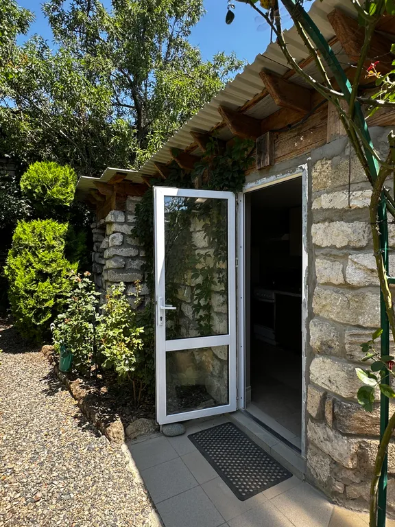 Комнатка для двоих с удобствами в Море Цветов