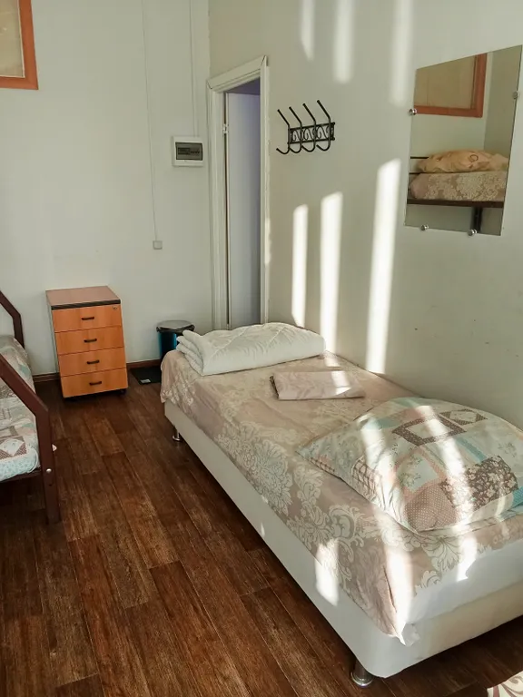 Пятиместный номер с окном