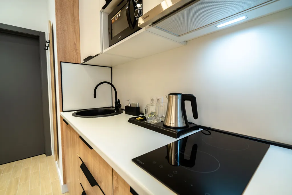 Стильный номер с балконом и кухонной зоной