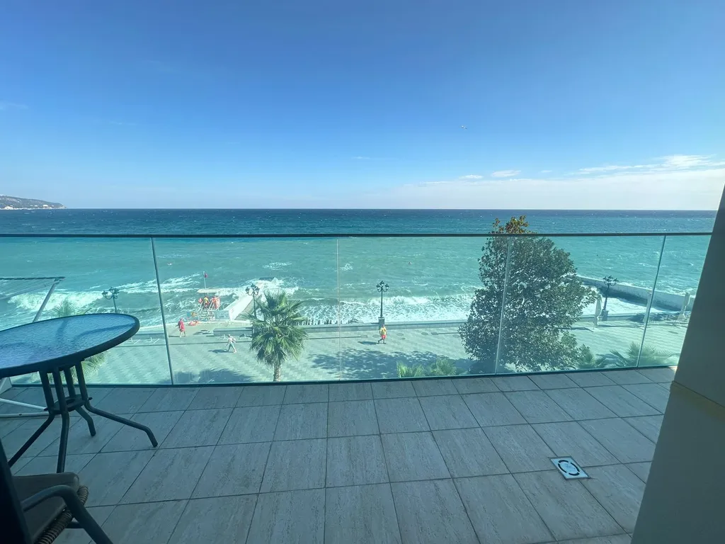 Трехкомнатные апартаменты рядом с морем