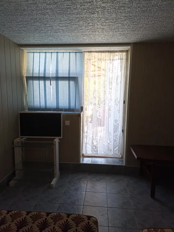 Трёхместный номер на берегу моря у подножия вулкана Кара-Даг