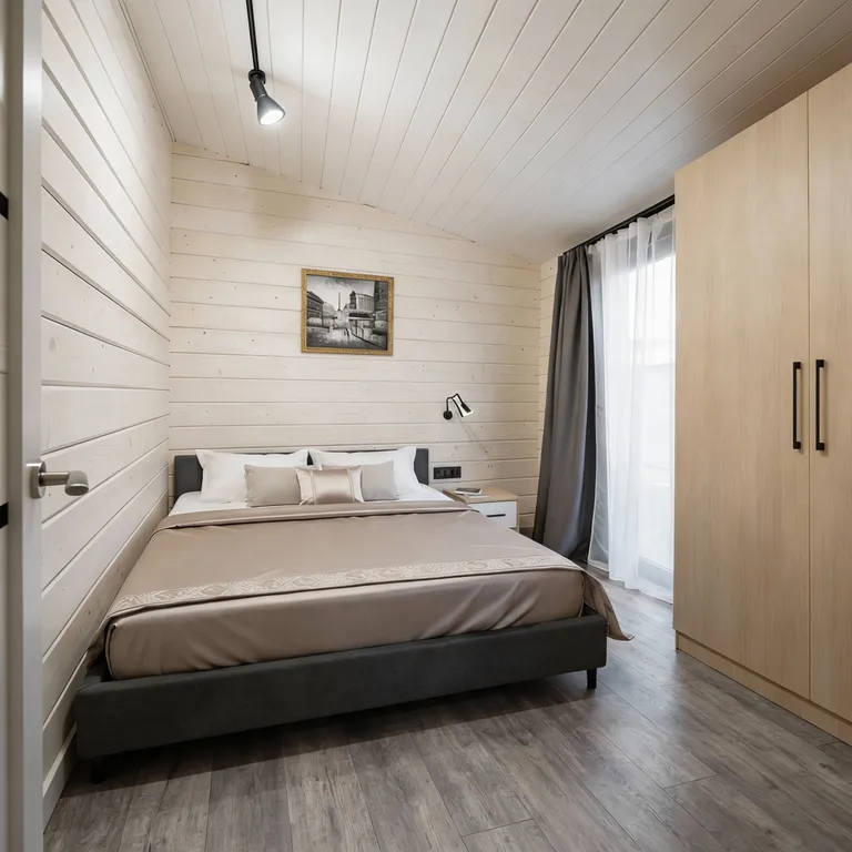 Новый домик в лесу у залива