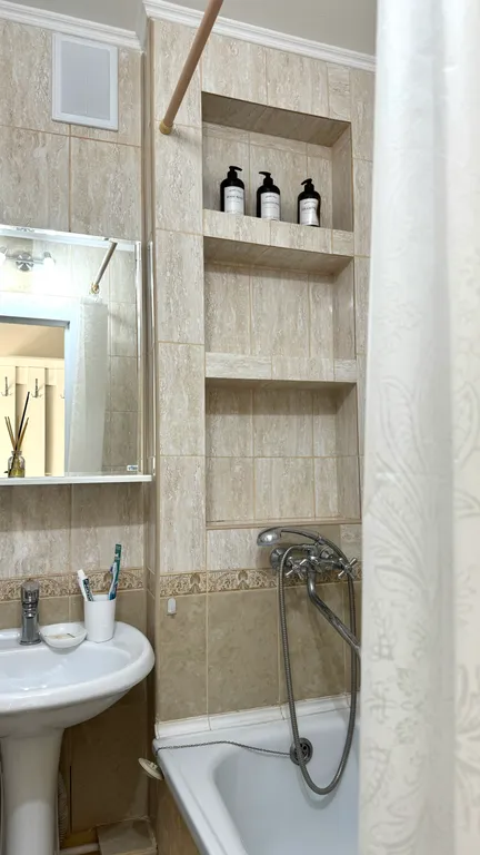 Стильная студия с видом на лес