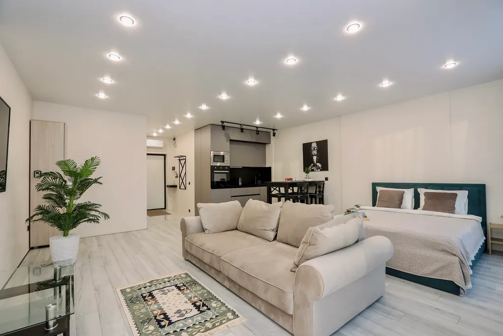 Студия c дизaйнерским интерьеpом