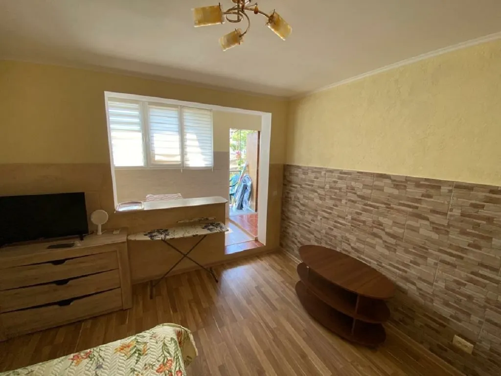 Квартира-студия напротив Мисхорского парка c двориком