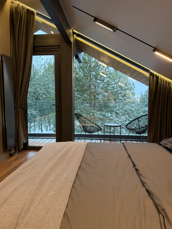 Премиальный загородный дом с теплым бассейном, на берегу