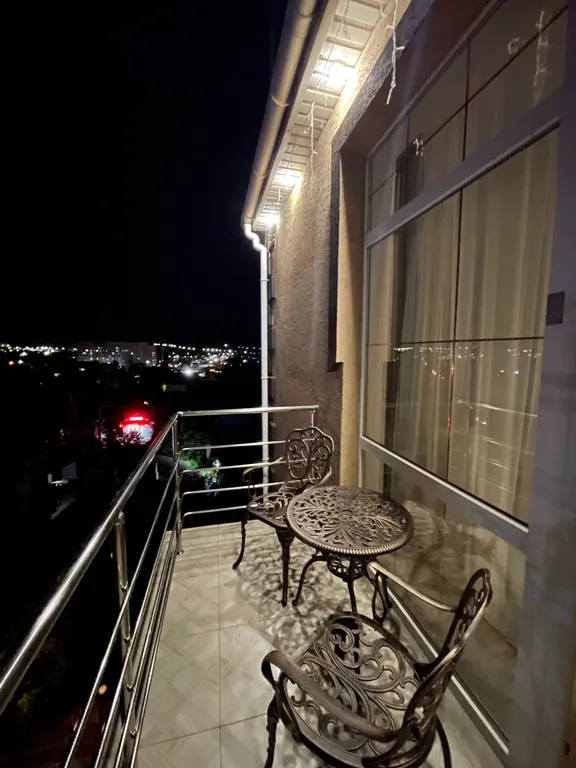 Четырёхместный номер люкс с балконом С видом на город и горы