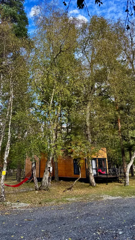 Шале на берегу реки, с беседкой