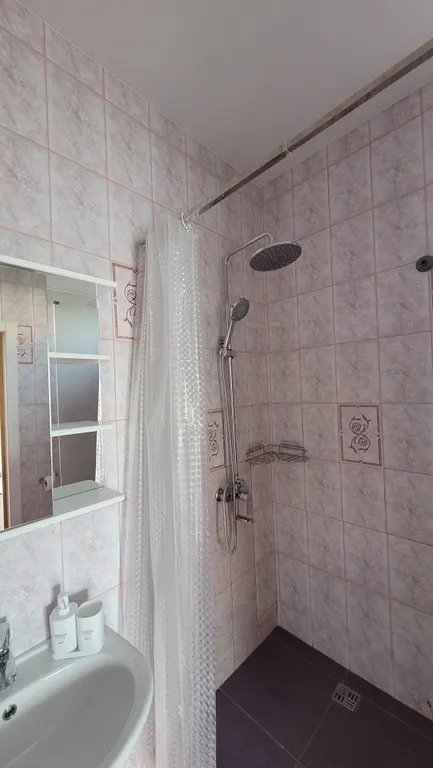 Уютный номер с видом на горы в гостевом дворе