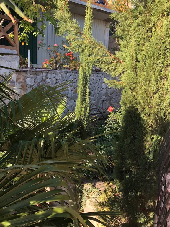 Двухэтажный дом с шикарным уютным двором в самом центре