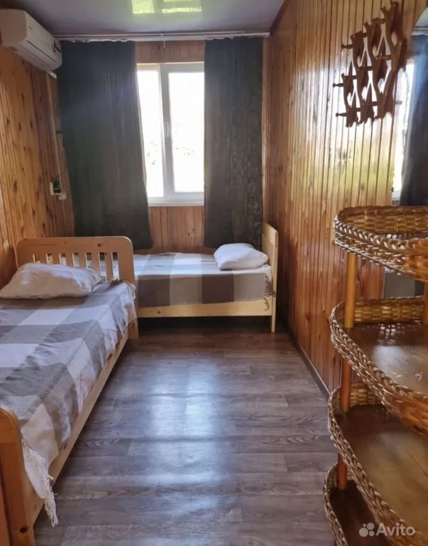 Эллинг на берегу моря