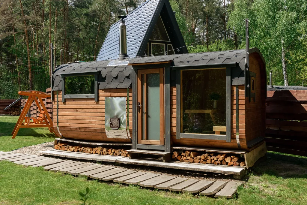Треугольный Дом в лесу