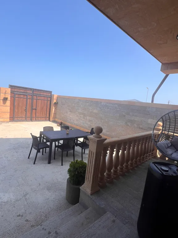 Новый двухэтажный дом на берегу моря, есть все необходимое