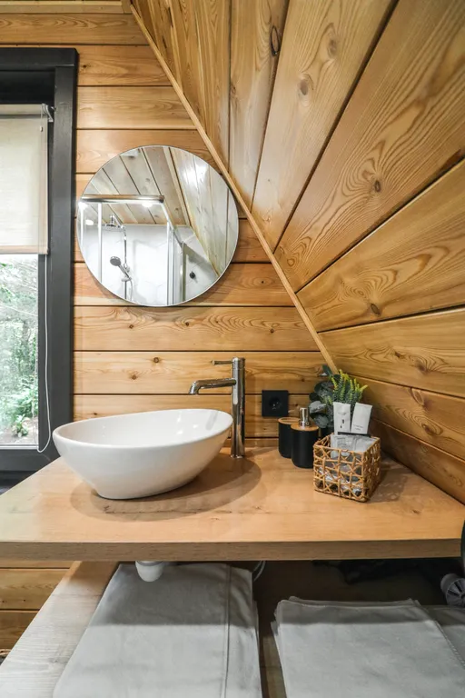 Треугольный домик с видом на лес и горы