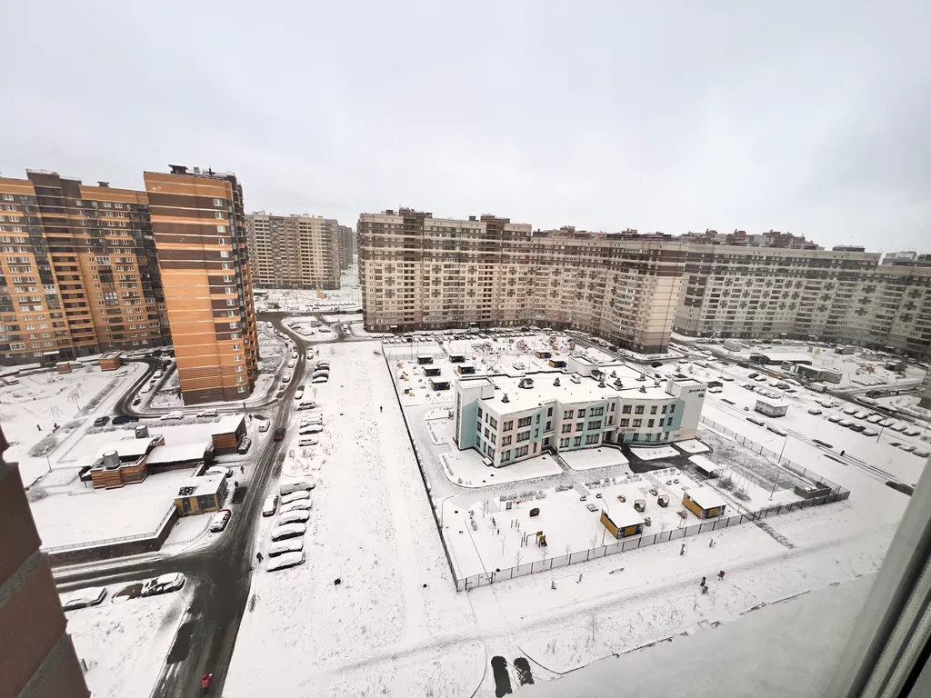 Светлая евро-двушка с горным пейзажем от художника