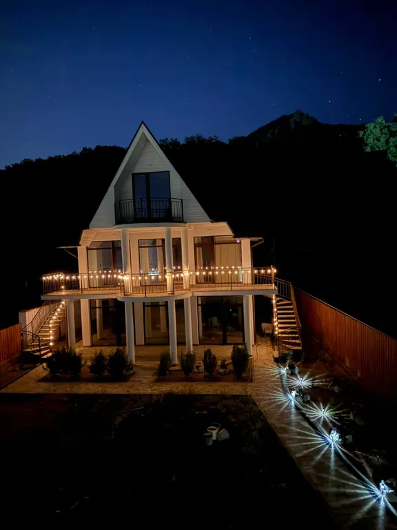 Апартаменты с теплым бассейном и видом на море и горы.