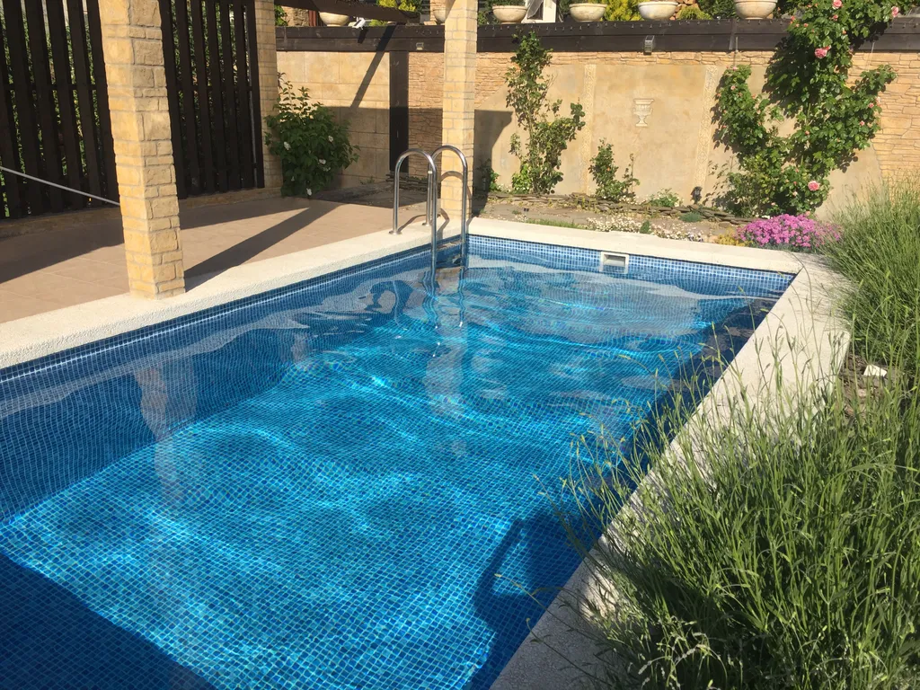 Вилла с бассейном и видом на озеро