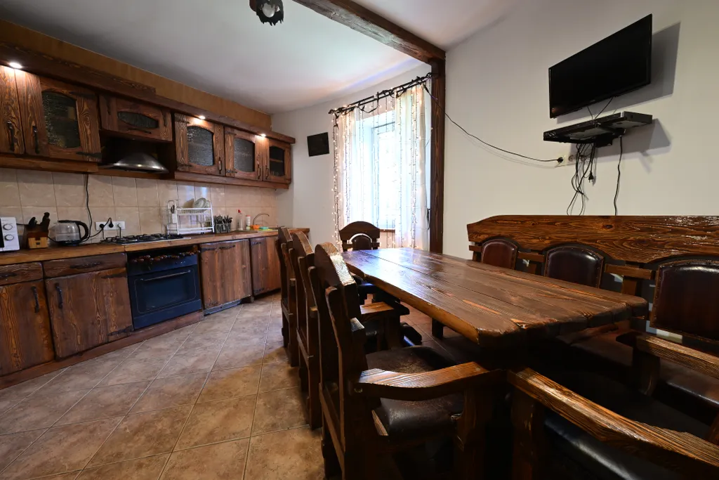 Шикарный коттедж с уютным средневековым интерьером