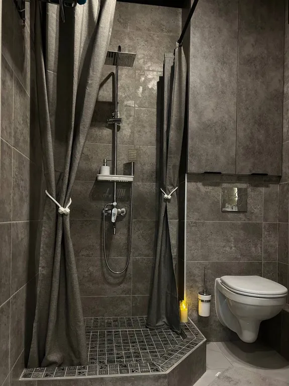 Уютная квартира с джакузи в спальне и массажным креслом