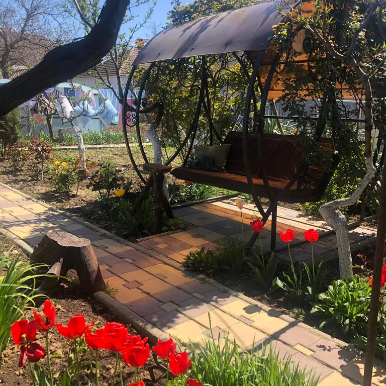 Просторный дом с благоухающим садом у Фаины