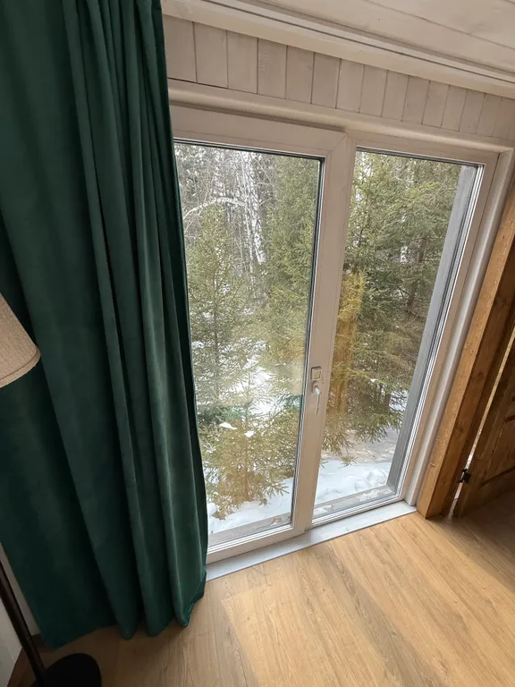 Дом с панорамным видом на лес