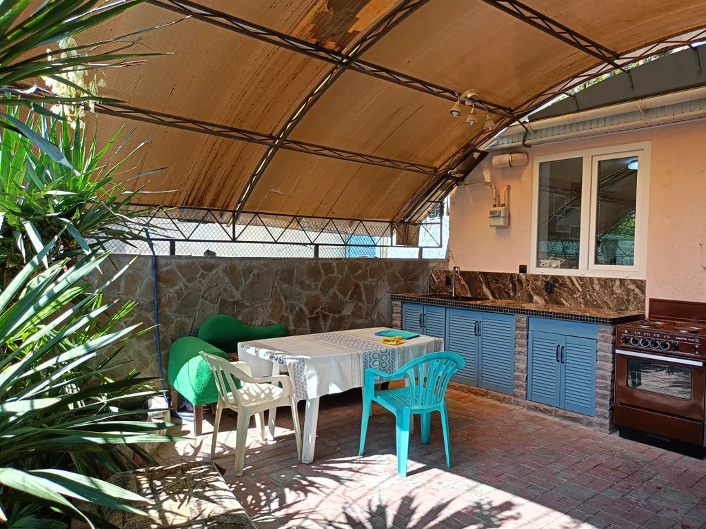 Уютная 2-комнатная квартира 8 минут от моря с личным двориком