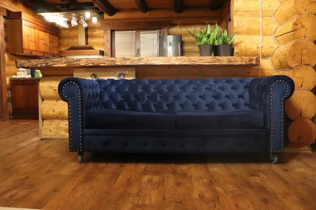 Красивый уютный бревенчатый дом с камином и видом на реку и церковь