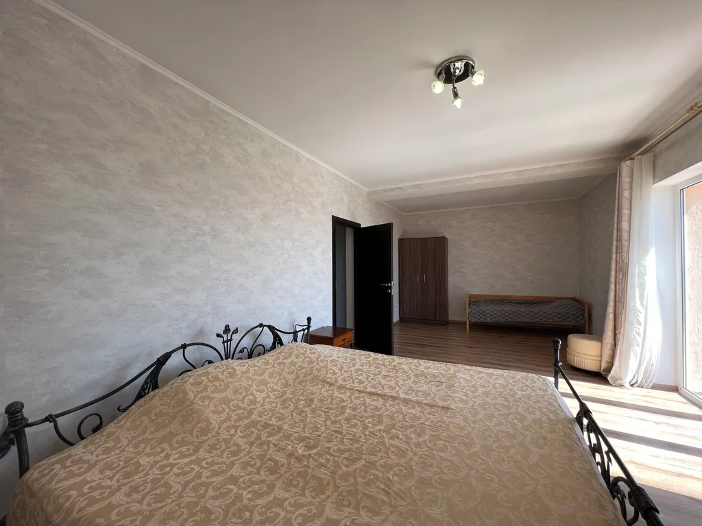 Дом с бассейном и баней