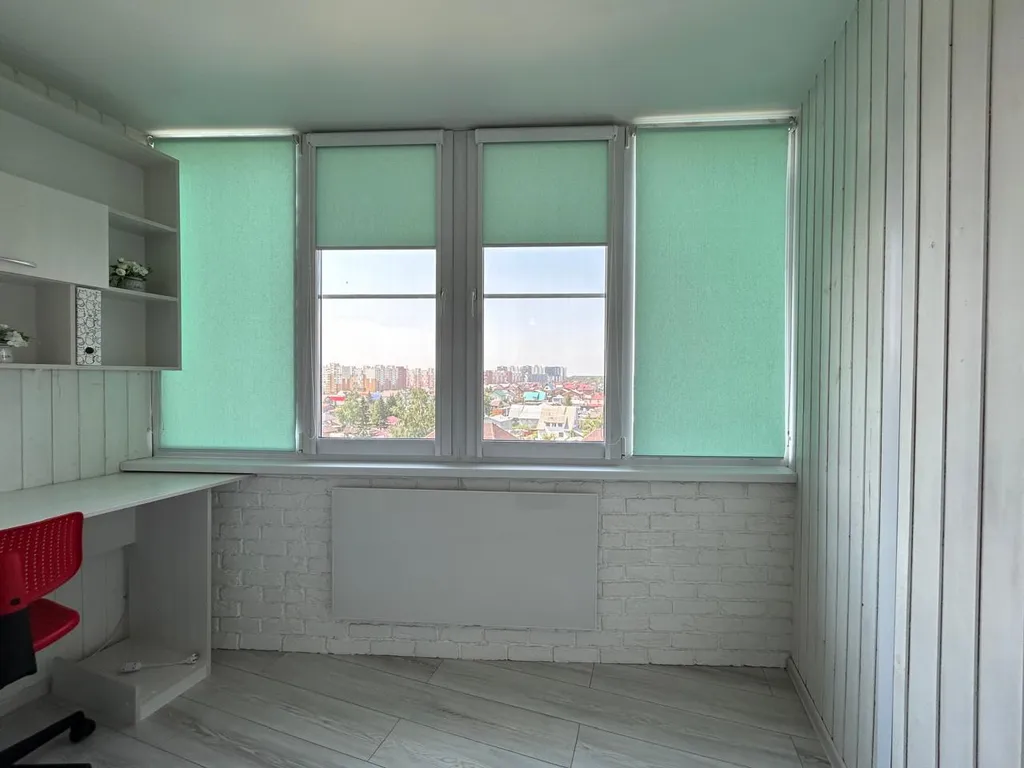 Современная трехкомнатная квартира с большой кухней