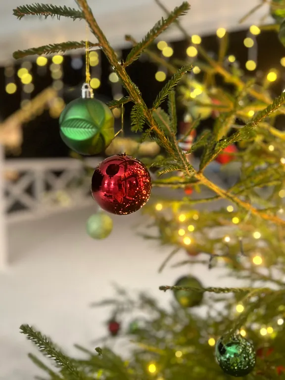 Дом на берегу лесного озера